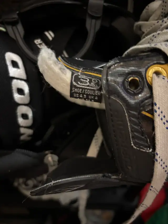 kids youth Bauer Hockey Skates in Hockey in Mississauga / Peel Region - Image 4