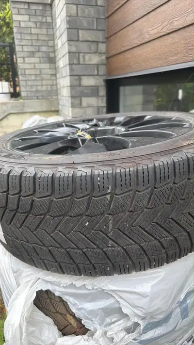 Pneu hiver Michelin x ice 255/45/19 sur mag Noir Usure 8/32 Bolt pattern 5x114.3 Ils etaient sur une...