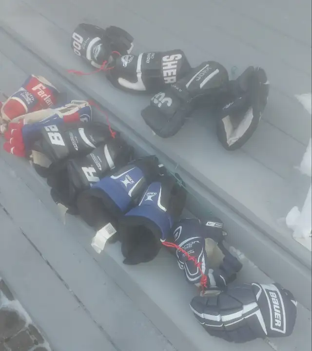 Patins, batons, casques, gants et  autres articles in Hockey in Longueuil / South Shore - Image 6