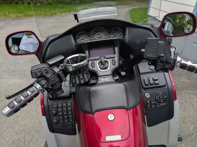 Moto goldwing 2012 en très bonne condition, bien équipée, cruise control, gps ( à jour ) pneus neufs...
