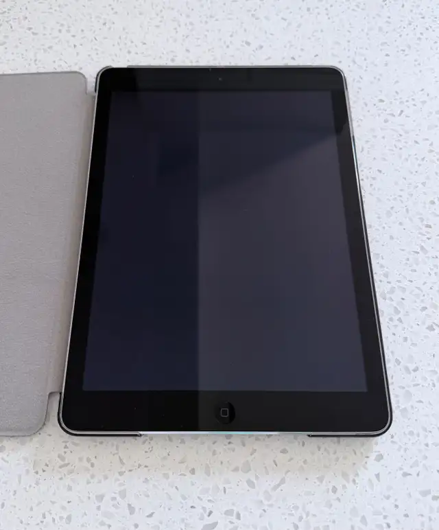 iPad Air Model MD786C/A in iPads & Tablets in St. Albert - Image 4