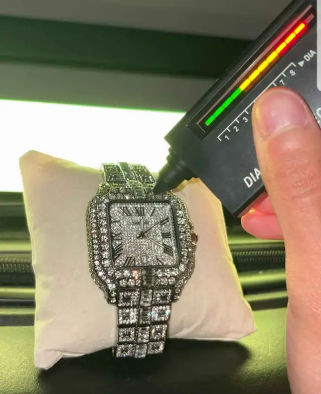 Cartier Watch/ Montre Cartier in Jewellery & Watches in City of Montréal - Image 4