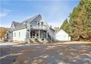 Situé sur la rue Lahaie, dans un secteur paisible du village, à proximité d’une école. Le triplex es...