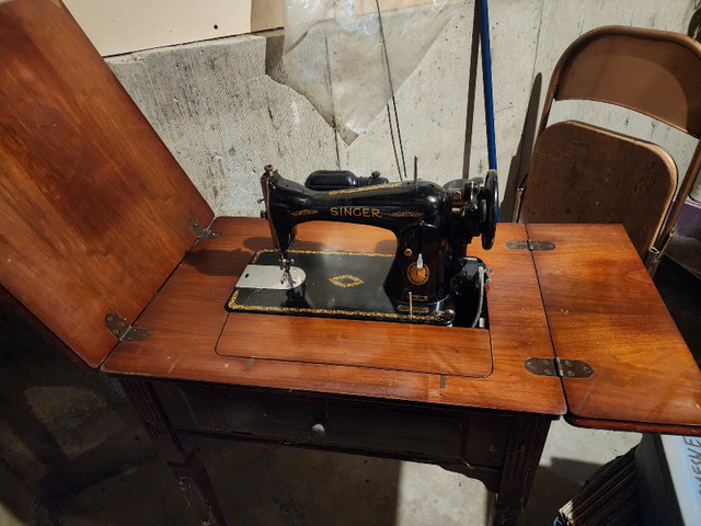 1954 15J SINGER SEWING MACHINE IN TABLE in Hobbies & Crafts in Vernon - Image 3