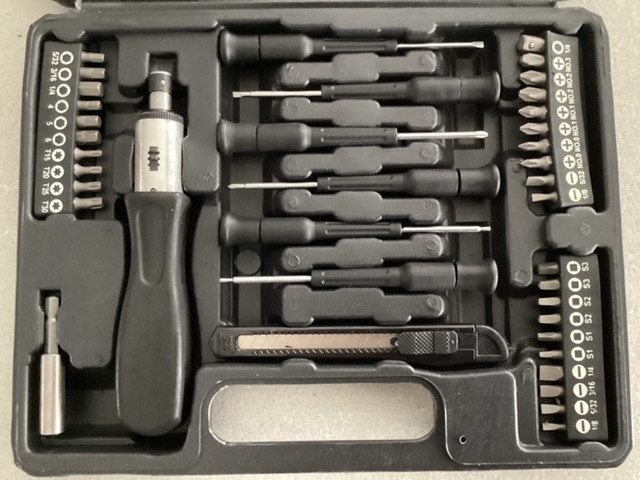 PLIER & SCREWDRIVER SET (NEW) in Hand Tools in Trenton - Image 3