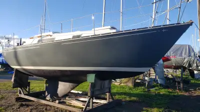 3 year restoration and deck overhaul. All previously affected deck core replaced, cockpit sole core...