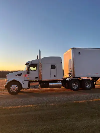 2018 Peterbilt 567 Fresh CVIP 4 way lockers 510 paccar 600 000 Kms 18 speed manual Engine and bunk h...