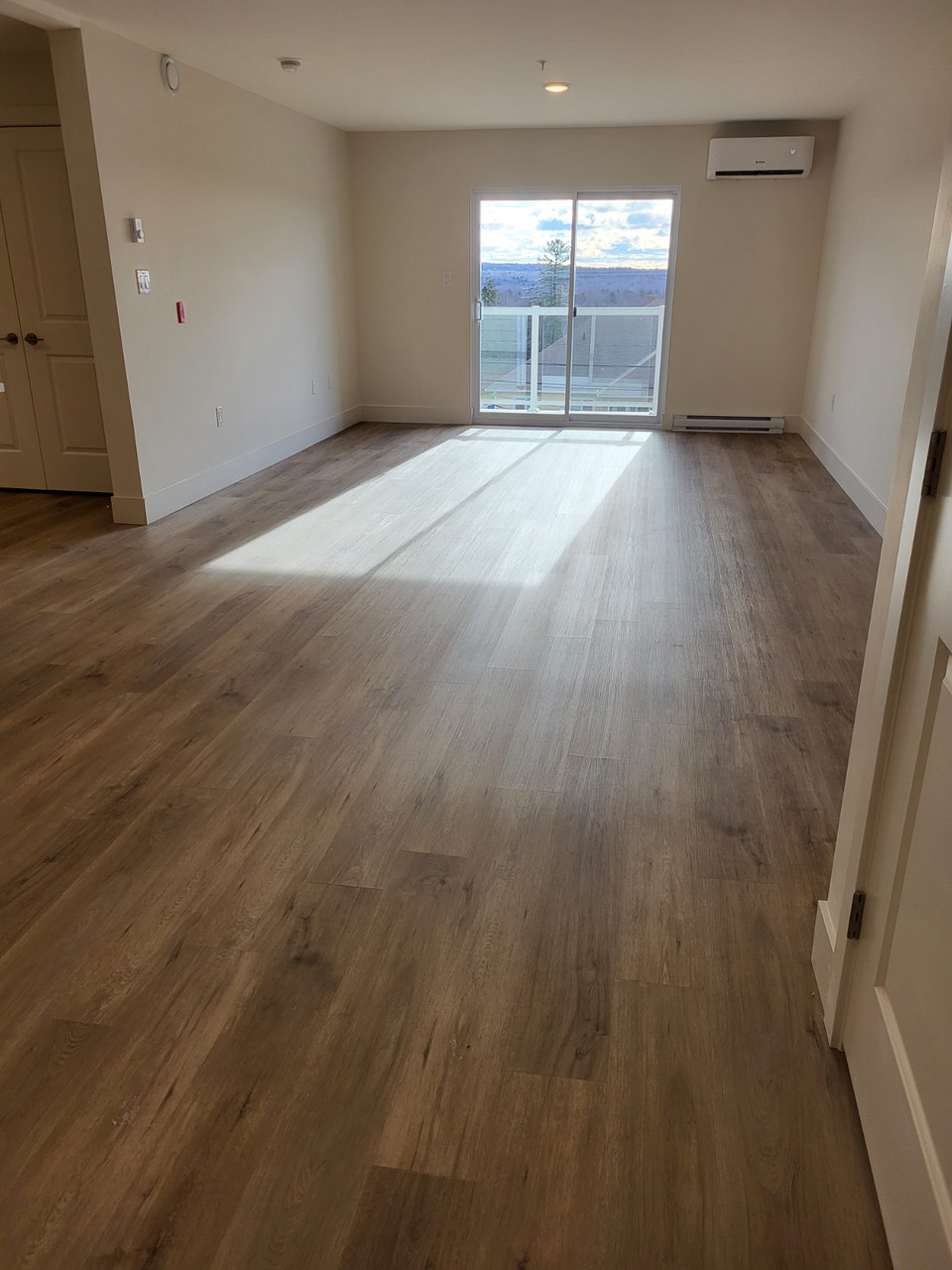 Cozy top floor unit with free surface parking Cliffe St 3
