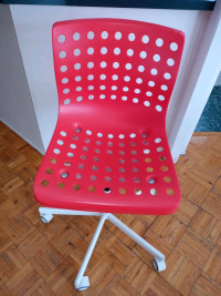 Chaise rouge Ikea sur roulette