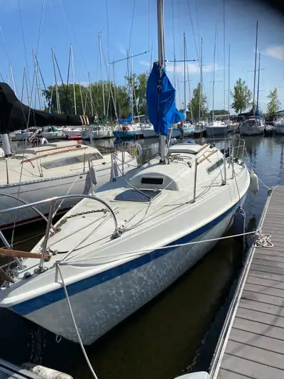 Voilier Tanzer 26, construit en 1982, bien entretenu et prêt à naviguer. Reconnu pour sa stabilité e...