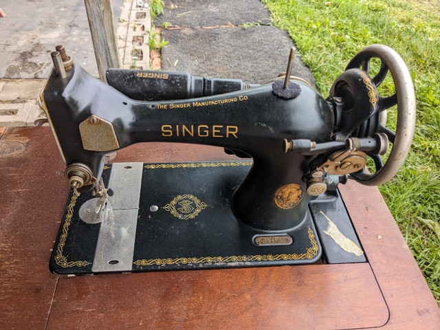 Singer 1936 vintage  in Arts & Collectibles in St. Catharines - Image 3