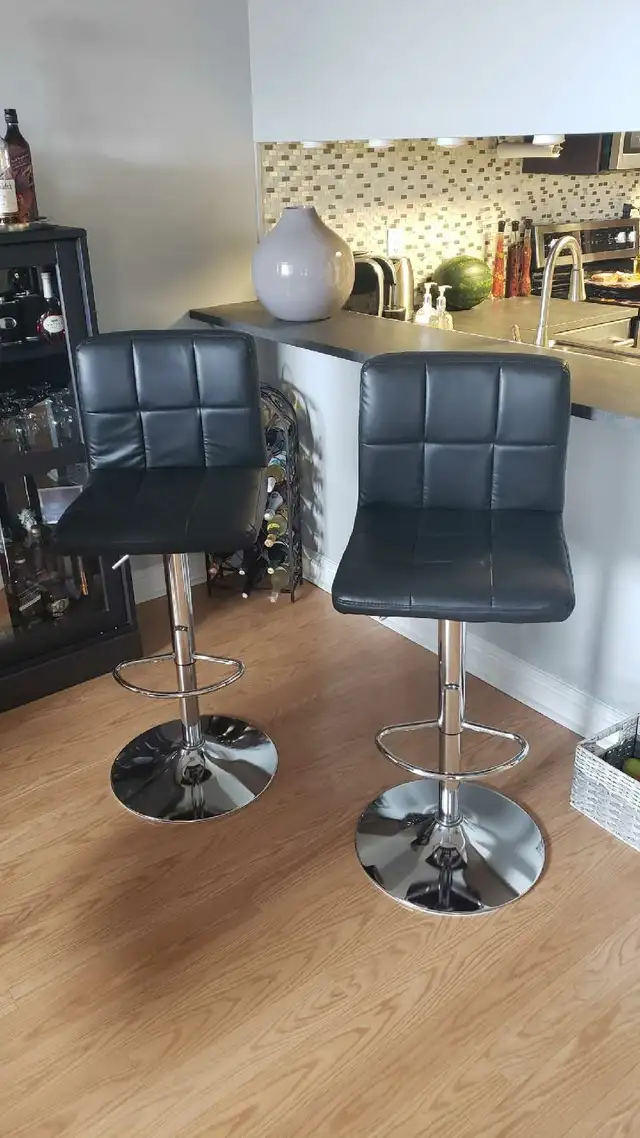 Chairs  /  Stools in Chairs & Recliners in City of Toronto - Image 3