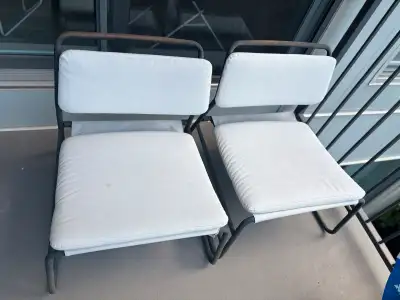 Améliorez votre espace extérieur avec cet ensemble de deux chaises de balcon confortables et élégant...