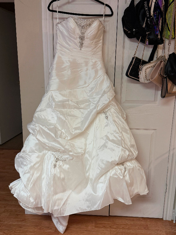 Wedding dress size 6 in Wedding in Fredericton - Image 2