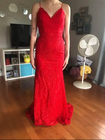 Bought in 2020 for my prom, never worn except for pictures. Tag says size 6 but could fit smaller de...