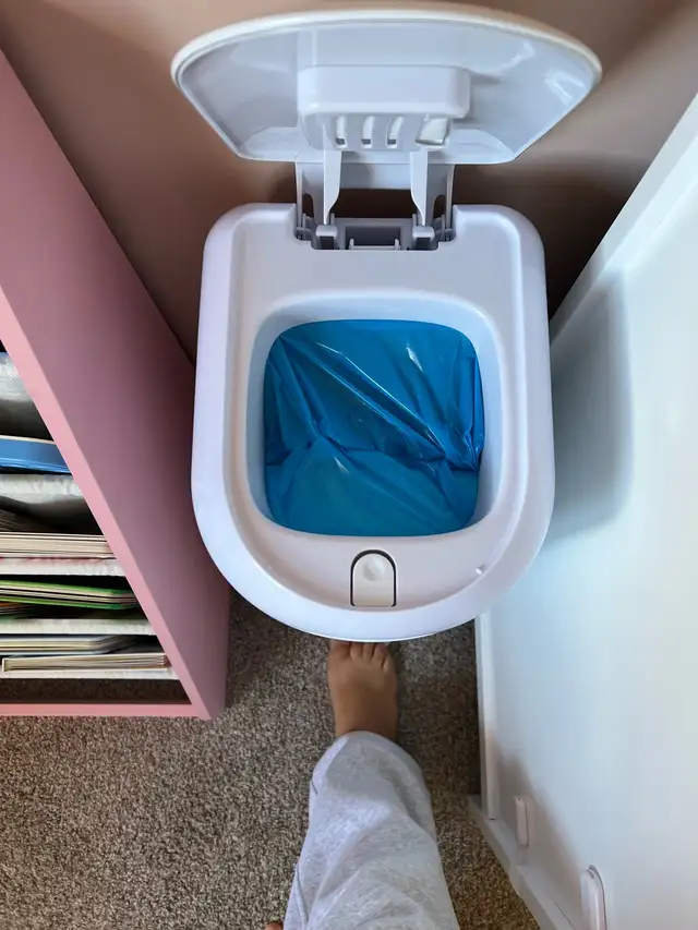 Diaper Genie Platinum Pail – Excellent Condition in Bathing & Changing in Edmonton - Image 4