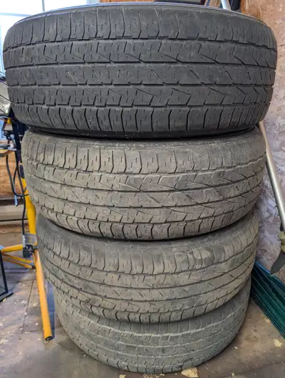4 pneus d'été bon pour 1 été $100 pour les 4 Étaient sur mon Toyota Tacoma TRD 2020. Situé à Beaucev...