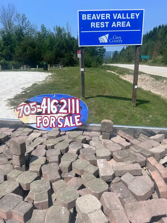 •Cheap BRICKS! Keyhole Pattern Unistones -• ONLY $1 each Brick • in Outdoor Décor in Owen Sound - Image 2