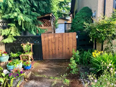Fully furnished private garden studio available in Duncan. Suitable for a single professional, contr...