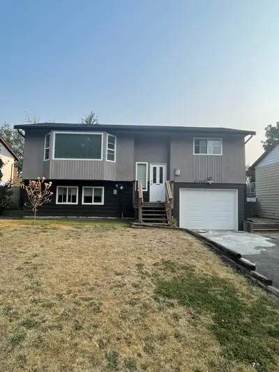 4 Bed 2 Bath 1 den house in Maple Ridge for rent Quiet community, close to malp ridge town . Conveni...