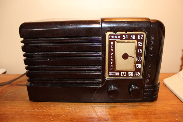 Vintage RCA Victor Radio dans Art et objets de collection  à London