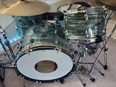 4 Piece Drum Kit - Gorgeous Turquoise Oyster Pearl - Mint As New, View more