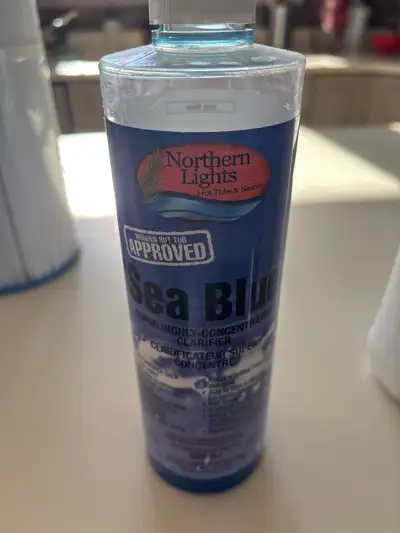 Keep your hot tub sparkling with this bottle of Northern Lights Sea Blue Clarifier. This super highl...