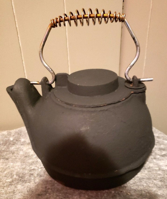 Vintage Cast Iron Kettle in Arts & Collectibles in Cornwall - Image 2