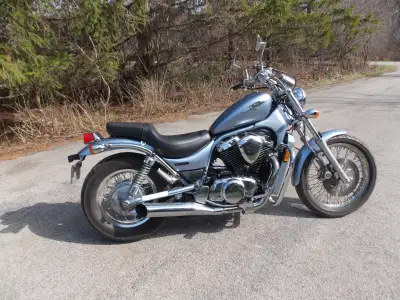 800cc. comes with saddle bags, windshield, bike cover, manual, crash bars, newer front tire. Rear ti...