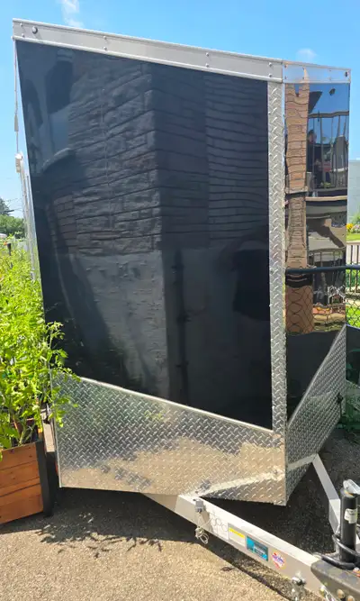 La remorque de cargo de marque Lightning est entierement en aluminium dans une condition comme neuve...