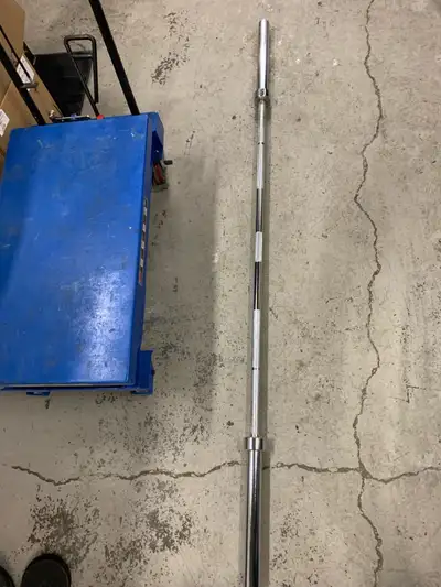 This Olympic sized bench bar is a great addition to any home gym setup, offering a standard grip and...
