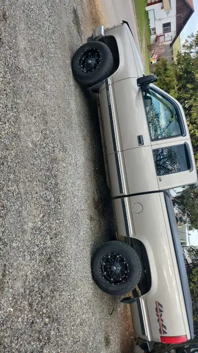 Selling my 1998 gmc k1500. 305 automatic. Runs and drives amazing. New rear brakes new rebuilt trans...