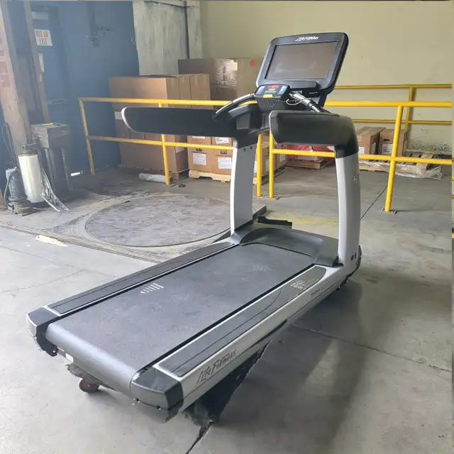 $200 off Serviced/Used Serviced Life Fitness  SE 95T Treadmill in Exercise Equipment in Markham / York Region - Image 3