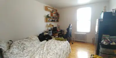 1er juillet 1er étage à côté Cégep Ste-Foy St.Lawrence U.Laval