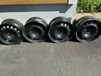 4 roues acier 17 pouces, Bolt pattern 6x108 En très bon état Utilisé 1 hiver seulement Était sur For...