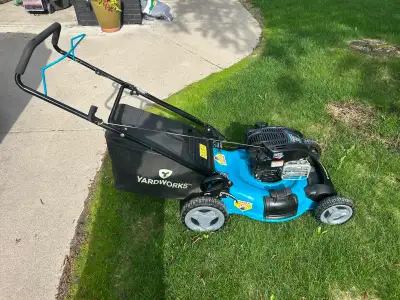 22” YardWorks Lawn mower. 6.75 Briggs&Stratton. This mower is in great shape. Ready to go. $220 obo