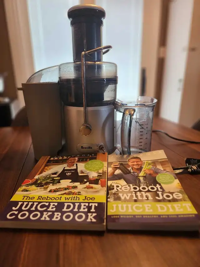Breville Juice Fountain & 2 juicing books in Processors, Blenders & Juicers in Kitchener / Waterloo - Image 2