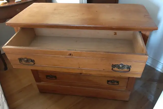 Vintage Dresser in Dressers & Wardrobes in City of Toronto - Image 3