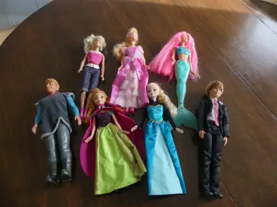 Lot de 7 poupées avec beaucoup de vêtements et d'accessoires le tout bien rangé dans une valise de t...