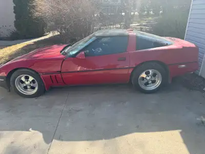 1986 Corvette manual car 90 thousand km needs to be safetied again but if sells I will have it done...