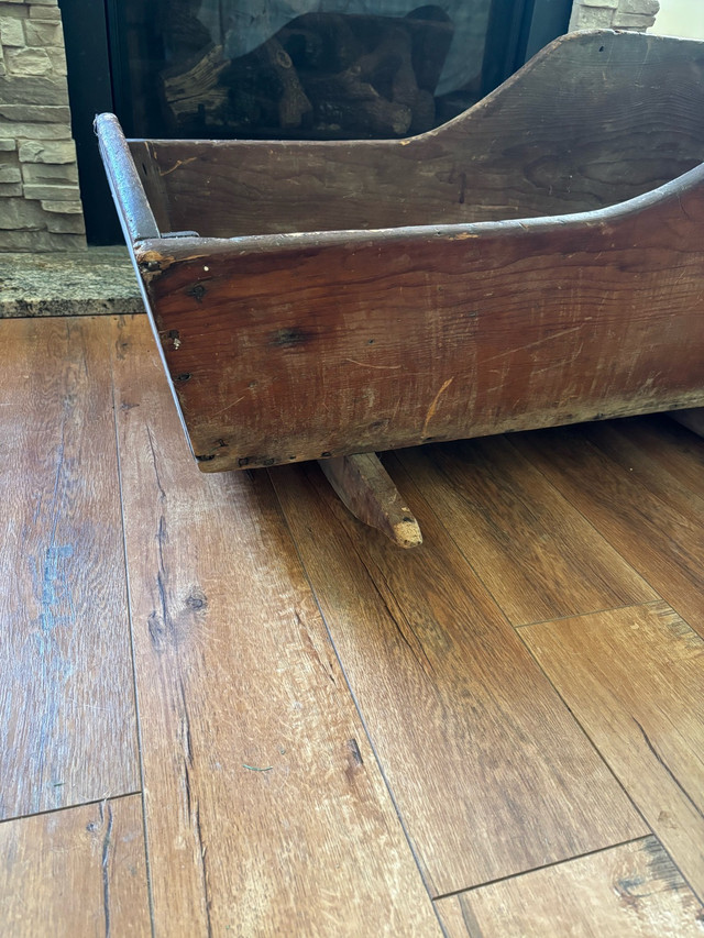 antique cradle  in Arts & Collectibles in Owen Sound - Image 4