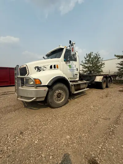2006 Sterling Roll-Off Garbage Truck – Detroit Diesel, 18-Speed ✅ Universal roll-off system – inside...