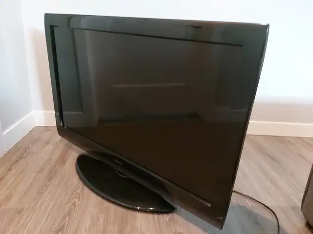 Toshiba 40 Inch Widescreen 1080P LCD HDTV in TVs in Ottawa - Image 2