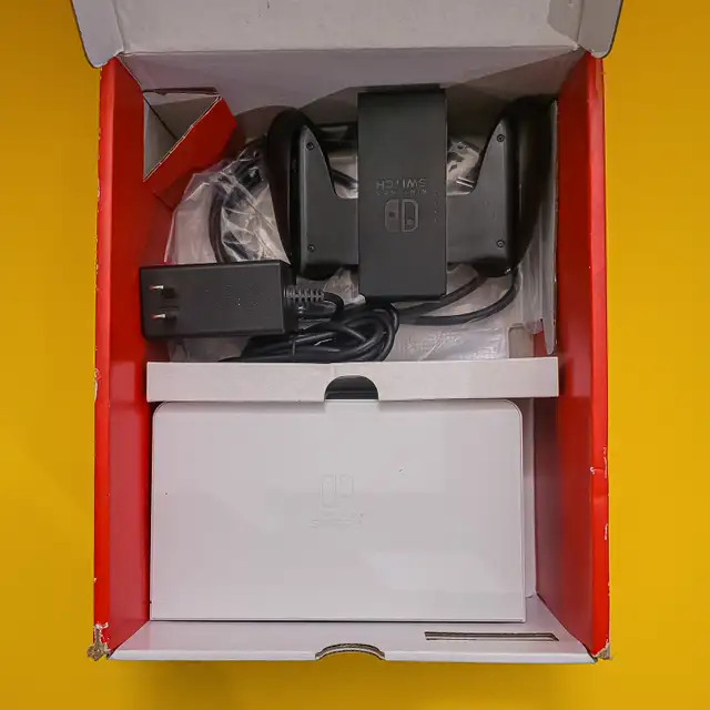 Nintendo Switch OLED White + Box in Nintendo Switch in Edmonton - Image 4