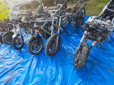 Lot de pièces de bicycles Beaucoup d'articles ! 5 Frèmes de bicycles, plus de 10 moteurs, rade, fils...