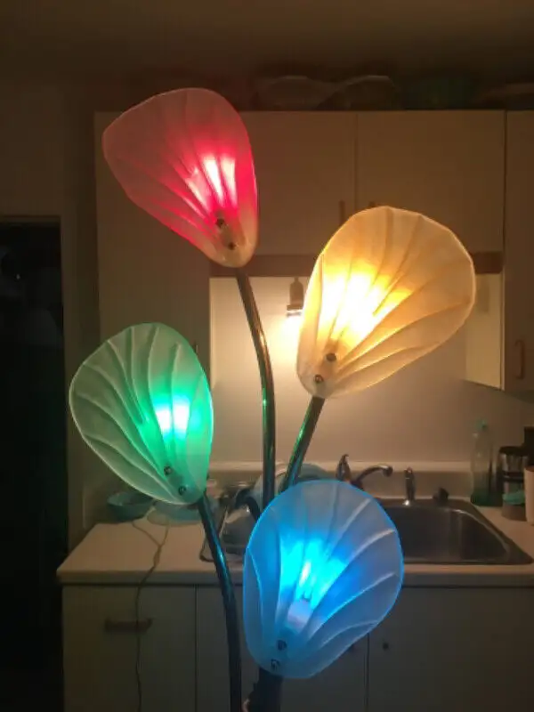 Lampe sur Pied Vintage floor Lamp Glass Shades 3 way in Indoor Lighting & Fans in City of Montréal - Image 5