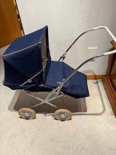 Vintage (1960s) doll’s pram Made in England by Cumfifolda. Classic British pram design with a collap...