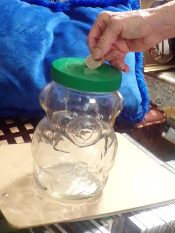 Tirelire Ourson Kraft in Arts & Collectibles in West Island - Image 2