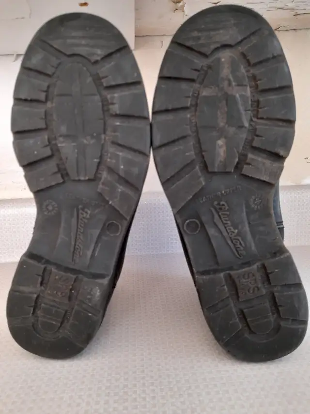 Unisex Blundstone 550 Chelsea boots in Men's Shoes in City of Toronto - Image 3