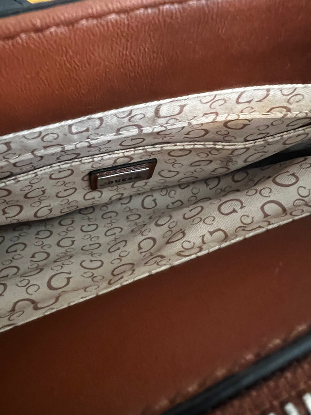 GUESS Leather Satchel/Purse F-60 (in Excellent Condition) in Women's - Bags & Wallets in Ottawa - Image 3